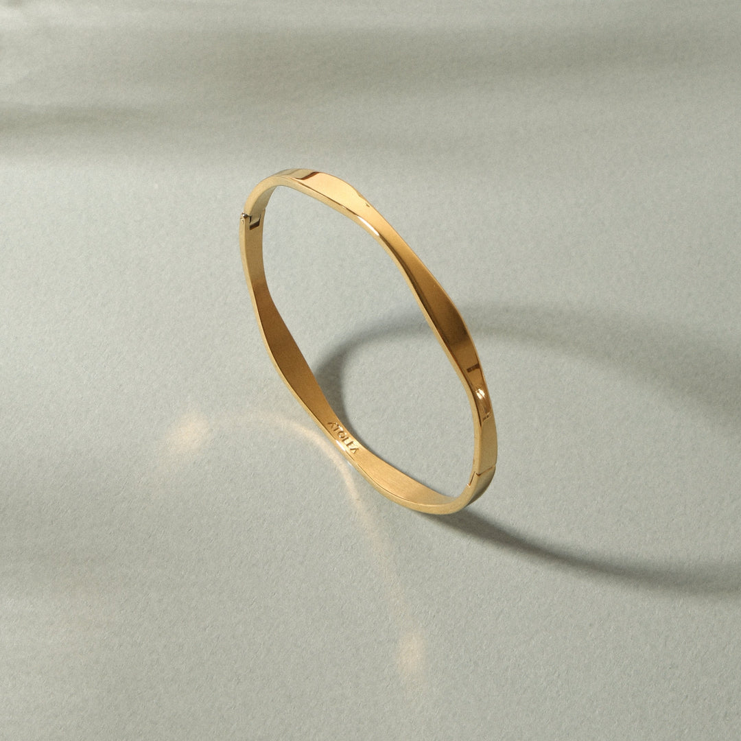 Moderner Damen Gold Armreif Wellenform, wasserdicht, hypoallergen und elegant. Perfektes Accessoire.