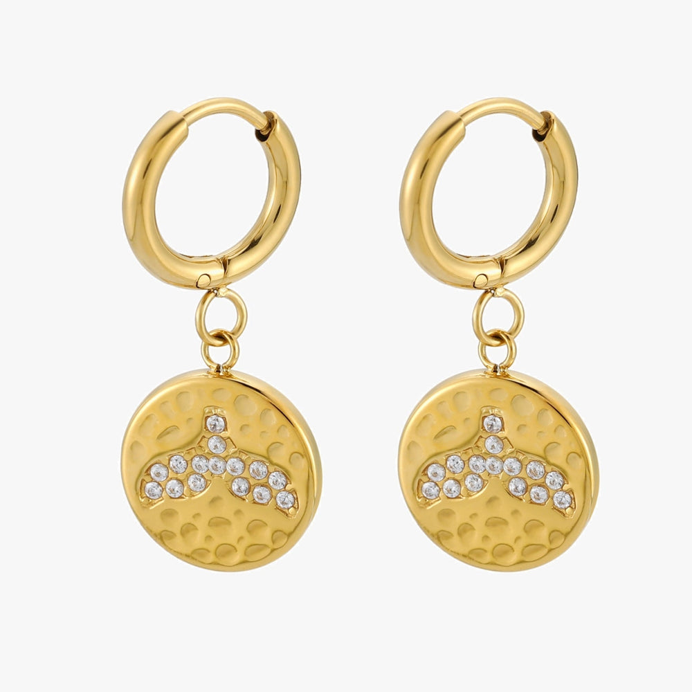 Wasserfeste & hypoallergene Damen Gold Huggie Creolen mit eleganten Walflossen und funkelndem Zirkon. Maritimer Edelstahl Schmuck.
