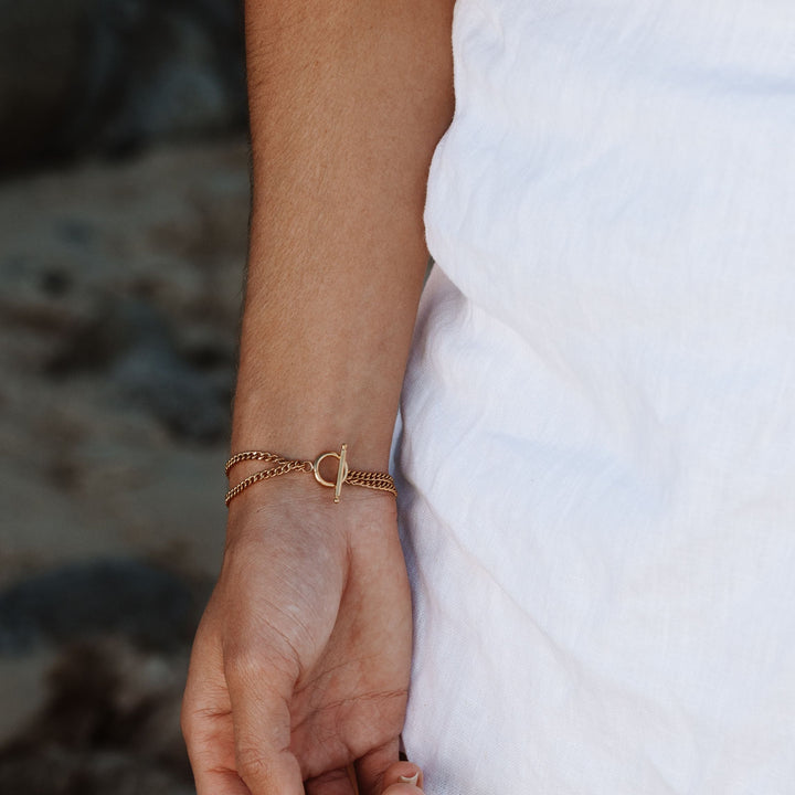 Trendiges Damenarmband in Gold mit Münzanhänger, Süßwasserperle & Doppelkette, wasserfest und modisch.