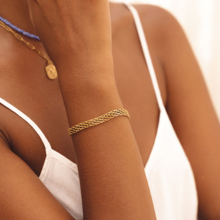 Edles Damenarmband: Flechtmuster in Gold & Silber, hypoallergen, wasserfest, perfekt für den Alltag.