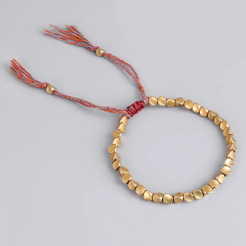 Symbolisches Kupferarmband für Glück, unisex Schmuckaccessoire mit runden Perlen.