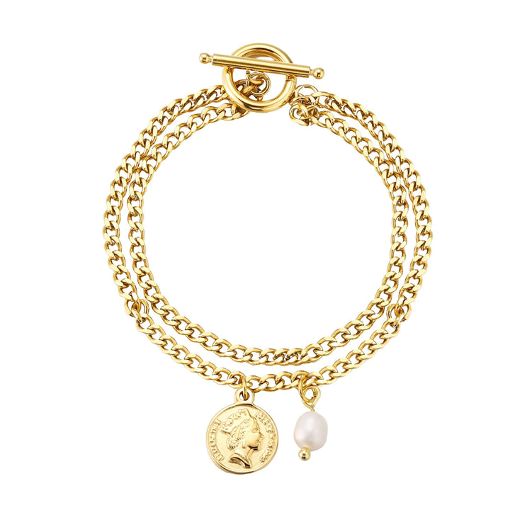 Schickes Damen Gold Armband, wasserfest, mit Münzanhänger & Süßwasserperle, als Modeschmuck präsentiert.