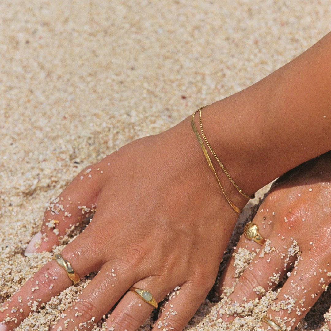 Verstellbares Gold Damen Layering Armband mit Herringbone & Perlenkette. Wasserdichter Edelstahl Schmuck, Geschenkidee.
