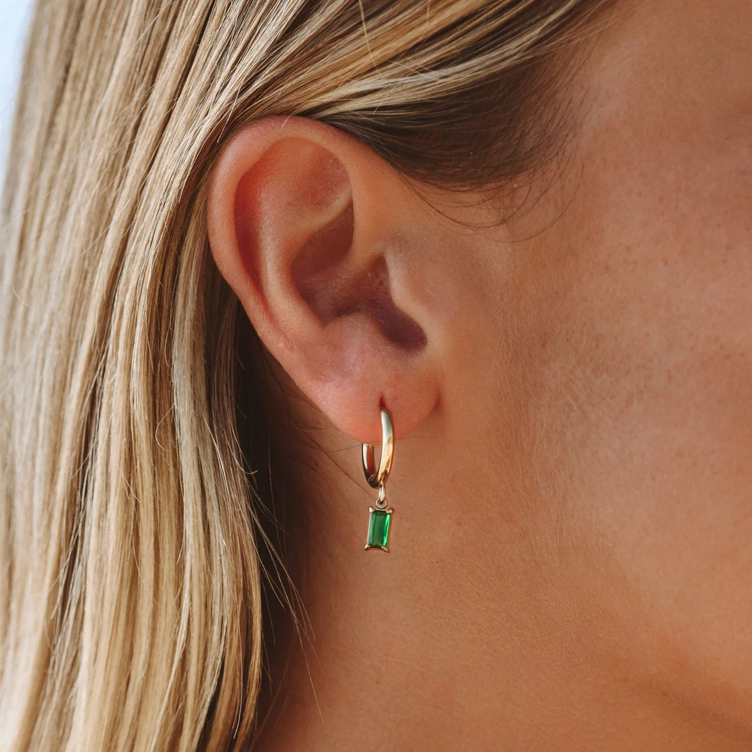 Damen Creolen mit grünen Zirkonia Steinen, wasserfest & hypoallergen aus Edelstahl.