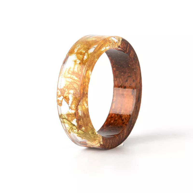 Eleganter Holzharz-Fingerring, handgefertigt; naturinspirierter Schmuck in vielen lebhaften Farben.