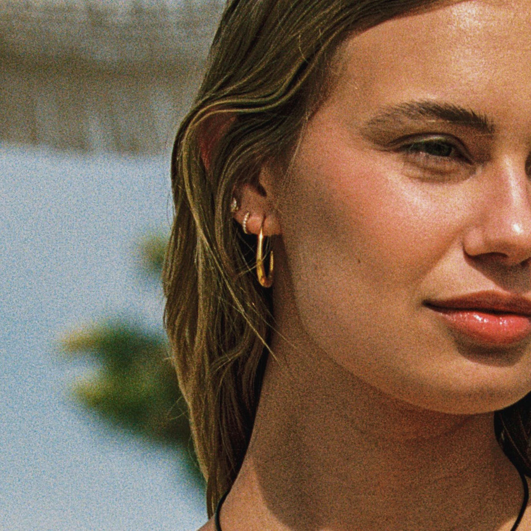 Minimalistische Damen Ohrringe: Goldene ovale Creolen, wasserdicht und hypoallergen. Eleganter Edelstahl-Schmuck für jeden Tag.