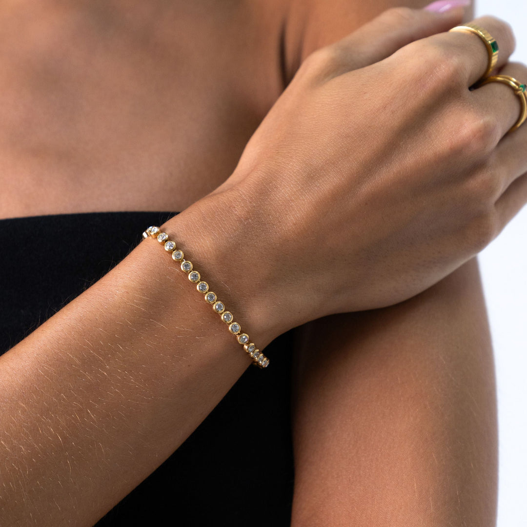Wasserfestes Damen Armband mit Zirkonsteinen, kombiniert mit anderem Edelstahlschmuck. Vielseitig.