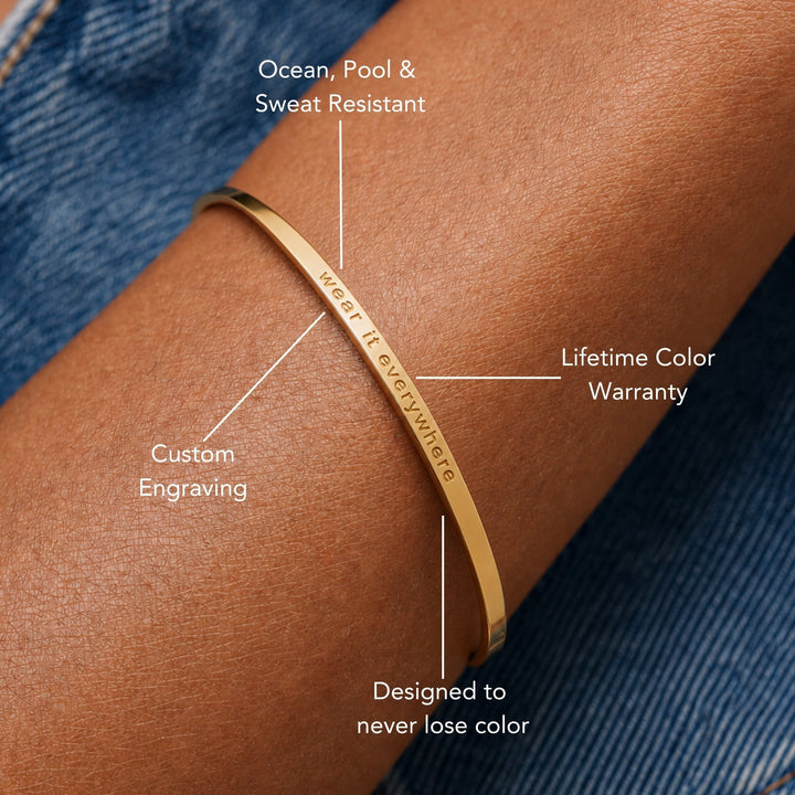 Minimalistischer Damen Armreif in Gold, personalisiert mit Wunschgravur. Hypoallergener, wasserfester Edelstahlschmuck als Accessoire.