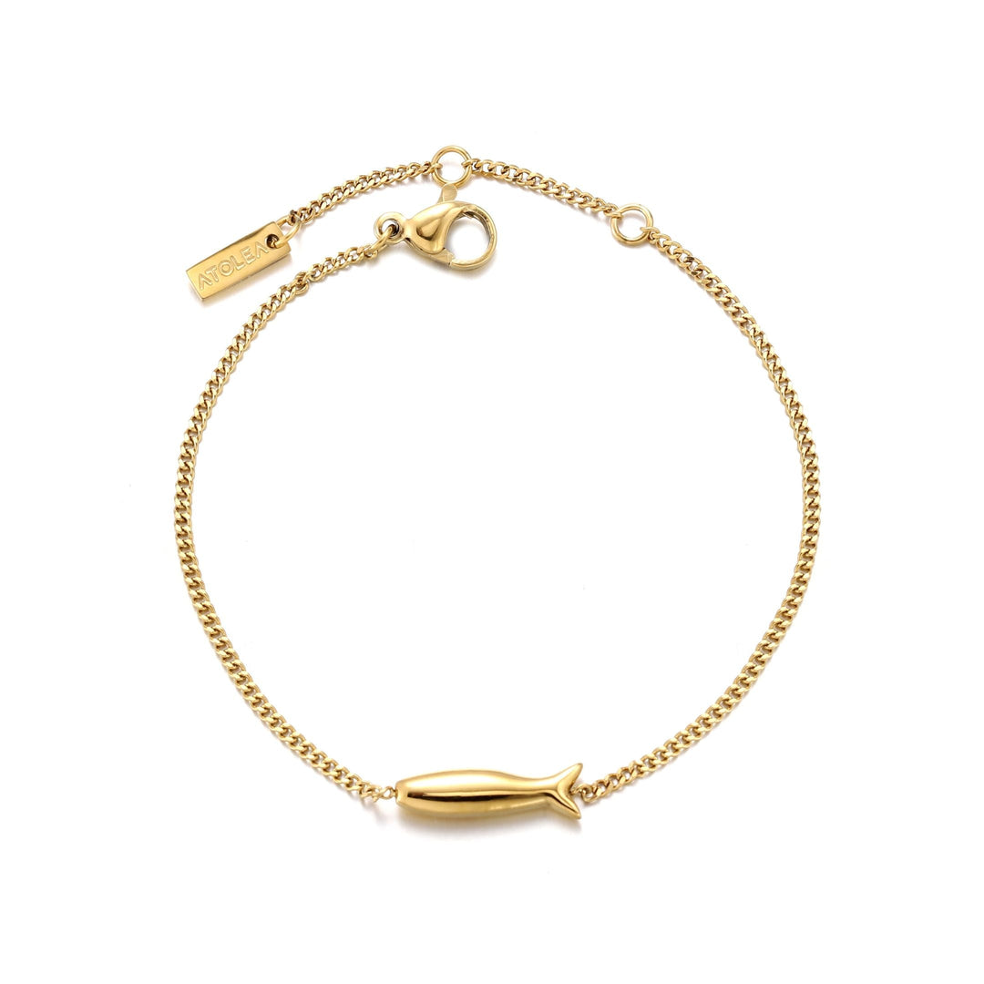 Nahaufnahme des goldenen Damen Armbands mit detailliertem Fisch-Anhänger, glänzend & elegant am Handgelenk.