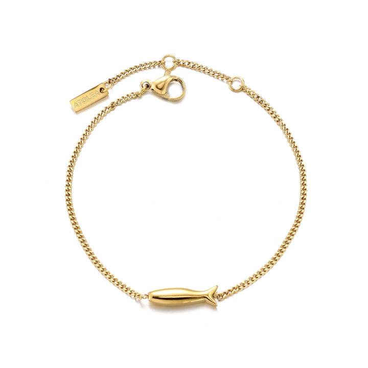 Nahaufnahme des goldenen Damen Armbands mit detailliertem Fisch-Anhänger, glänzend & elegant am Handgelenk.