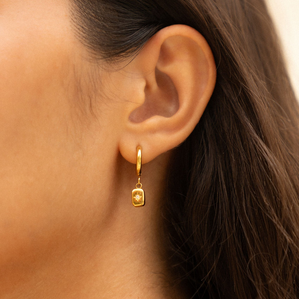Elegante goldene Edelstahl Creolen für Damen, mit funkelndem Stern & Zirkonia. Hypoallergen & wasserdicht.