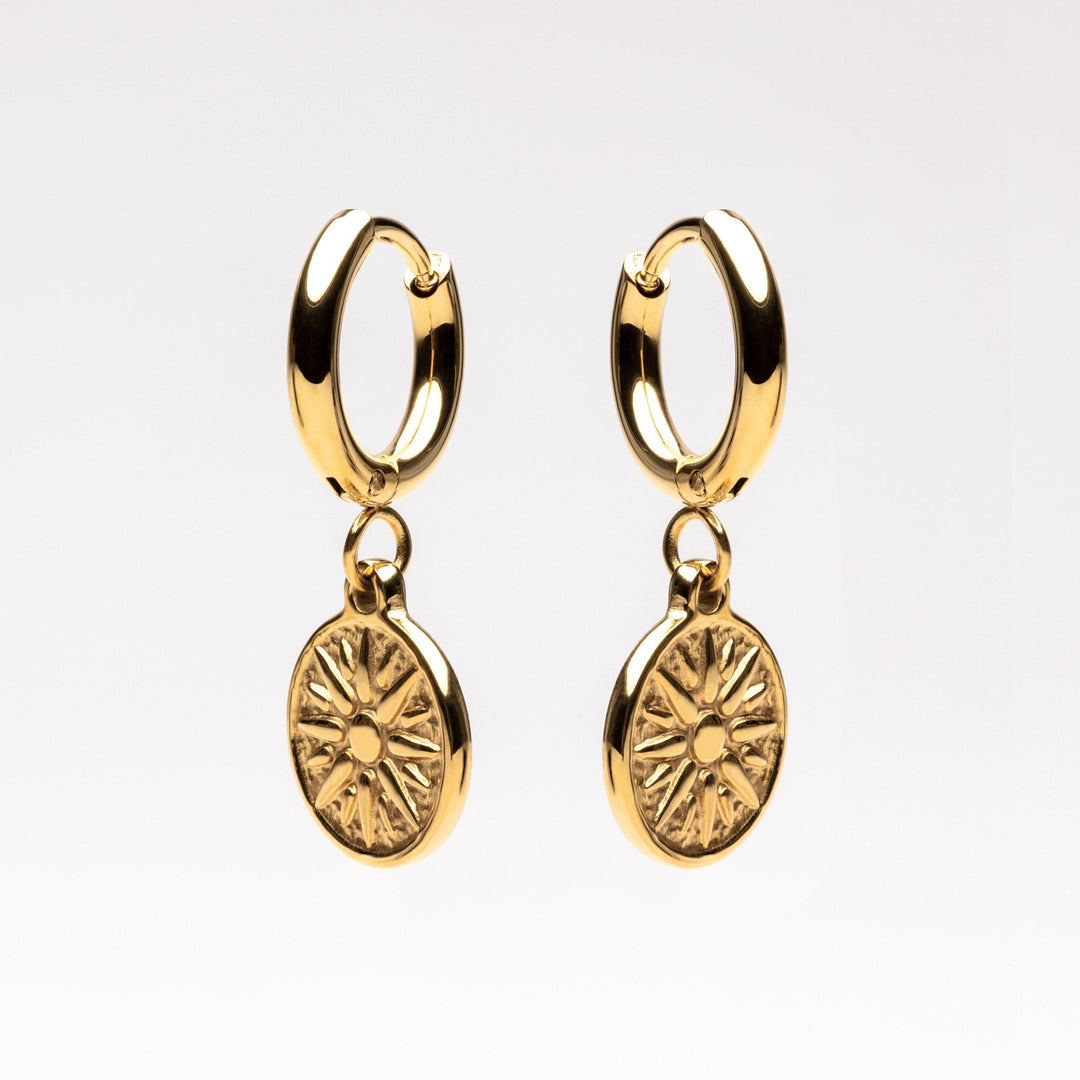 Elegante goldene Edelstahl-Sonnen-Creolen für Damen, wasserfest & hypoallergen.