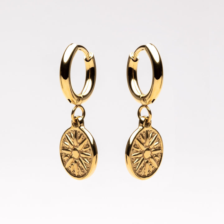Elegante goldene Edelstahl-Sonnen-Creolen für Damen, wasserfest & hypoallergen.