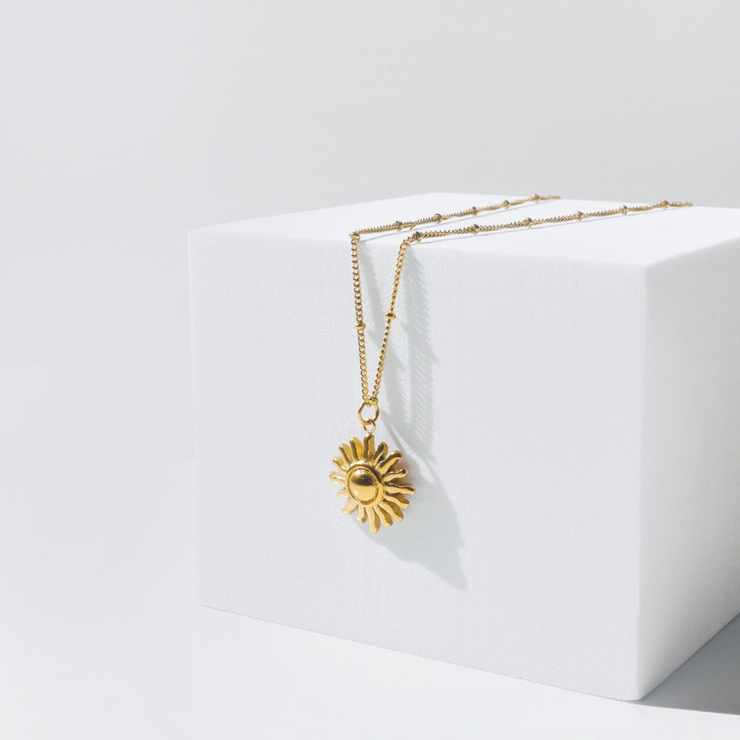 Elegante, hypoallergene Damen Halskette mit kunstvollem Sonnen-Anhänger aus Edelstahl. Langlebiger Schmuck.