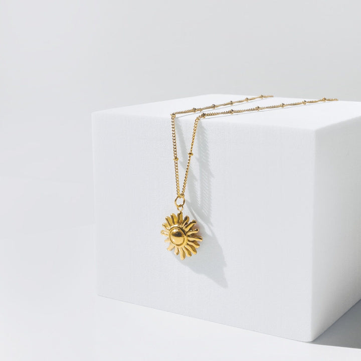 Elegante, hypoallergene Damen Halskette mit kunstvollem Sonnen-Anhänger aus Edelstahl. Langlebiger Schmuck.