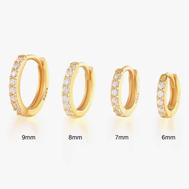 Elegante goldene Pave Creolen für Damen, besetzt mit funkelnden Zirkonia, zeitloser Goldschmuck.