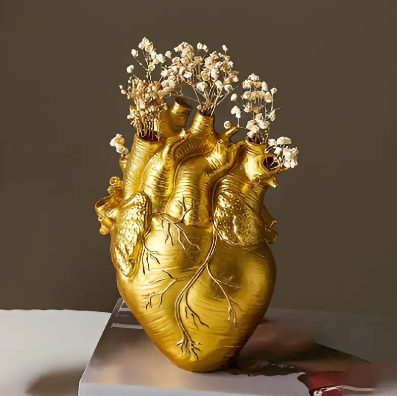 Dekorative Herz Vase im modernen griechischen Design, perfekt als stilvolles Wohnaccessoire.