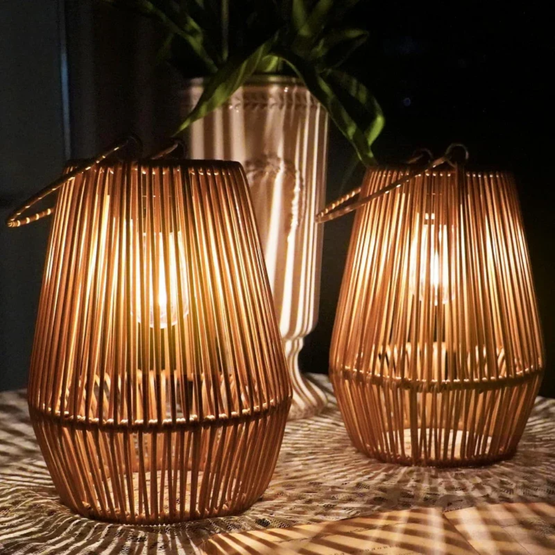 Wetterfeste Solar-Gartenlaterne mit LED, handgefertigt im Rattan-Stil, ideal für ganzjährige Außenbeleuchtung.