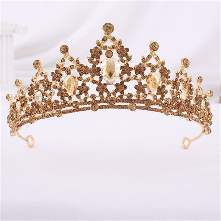 Festliche Damenschmuck-Krone mit funkelnden Kristallen; glamouröser Kopfschmuck für Abendveranstaltungen.