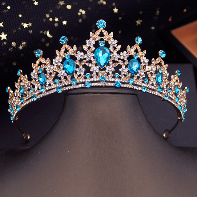 Frauenkrone mit Kristallen und Strass; luxuriöser Haarschmuck für Bälle, Hochzeiten und Feste.