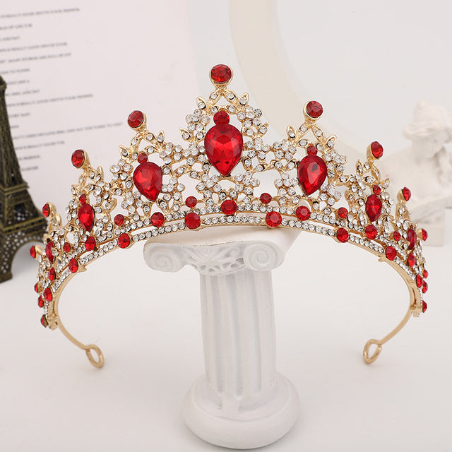 Detailansicht der glitzernden Kristallkrone; Strass-Tiara als exquisiter Haarschmuck für Damen.