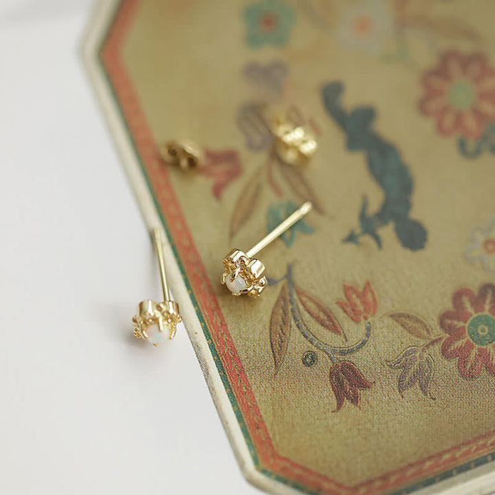Silberfarbene Damen Vintage-Ohrringe mit schimmerndem Opal Edelstein, zeitlose Eleganz.