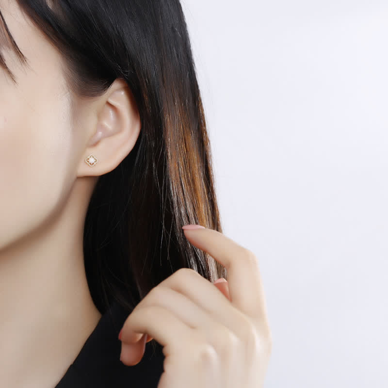 Quadratische Damen Ohrringe im Vintage-Stil, mit schimmerndem Opal, Ausdruck von Eleganz.
