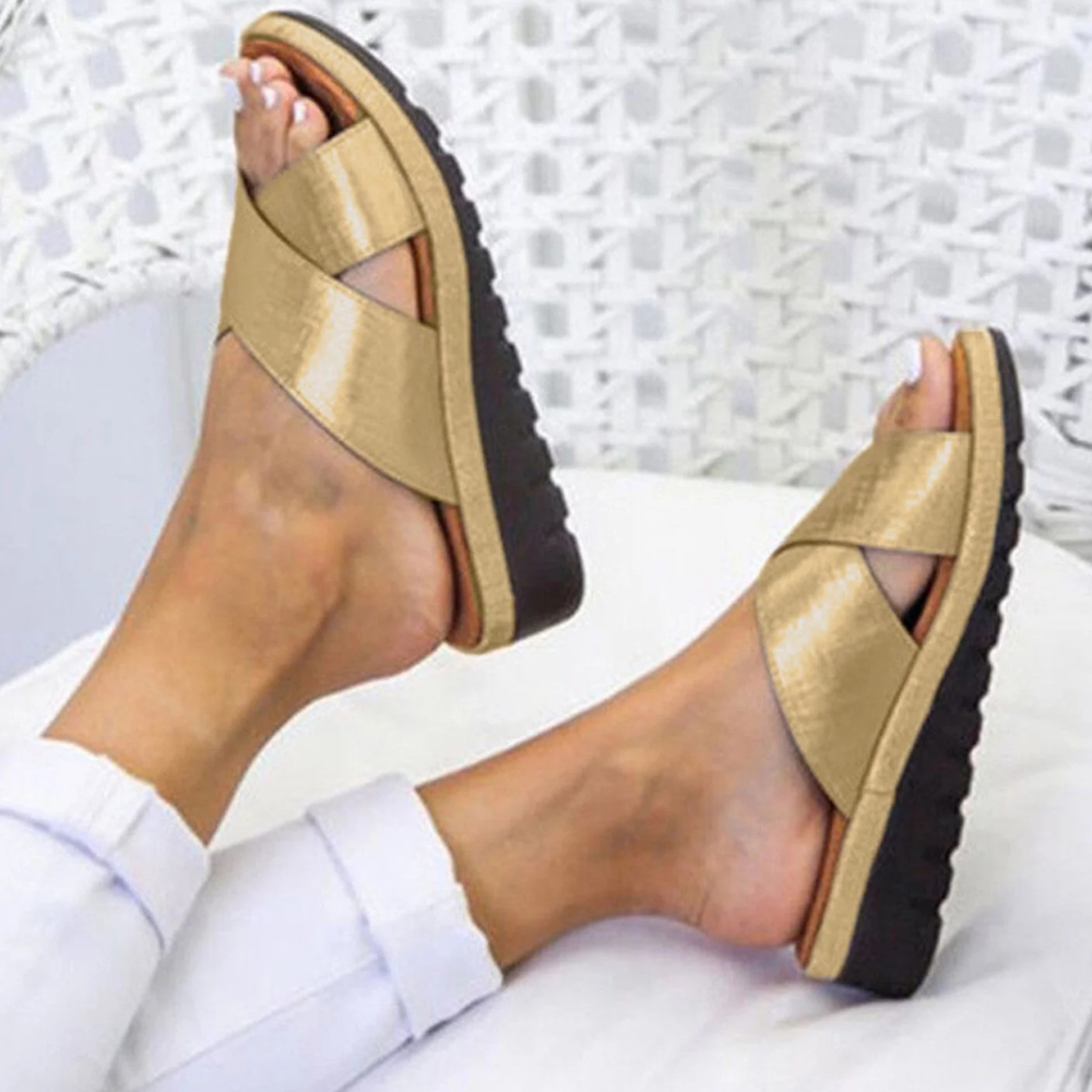 Offene, bequeme Nova Damensandalen für den Sommer. Leichte Flachsandalen für entspannte Tage und stilvolle Auftritte.