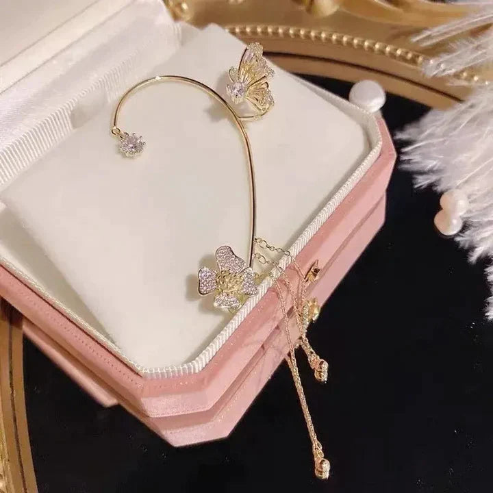 Nahaufnahme einer glitzernden Schmetterlings-Ohrmanschette mit Zirkonia, ideal für Ohr ohne Piercing.