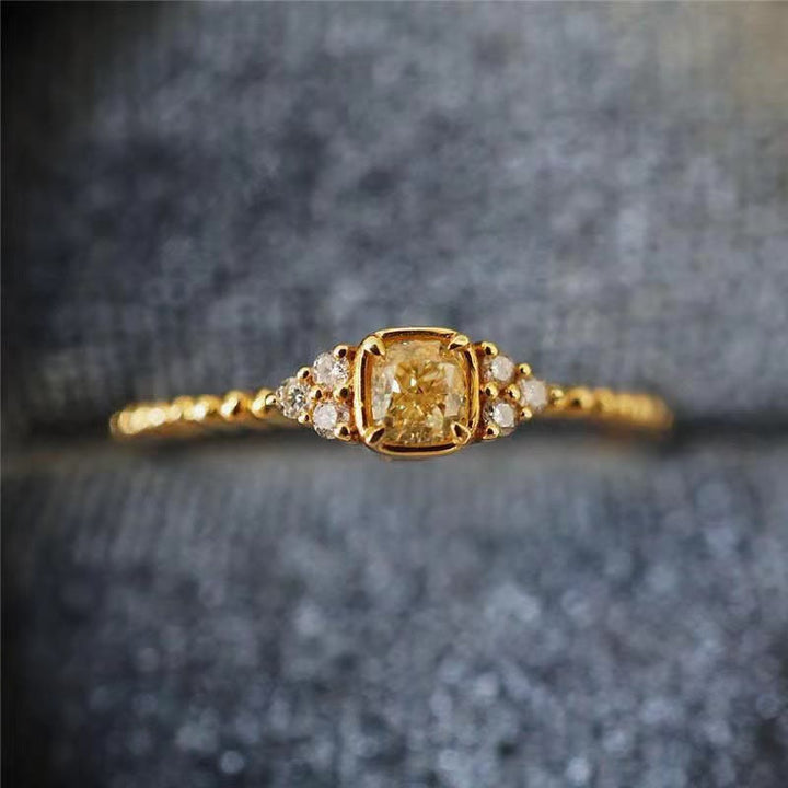 Damen Goldring mit leuchtendem Citrin Edelstein. Eleganter Schmuck mit Naturstein, perfekt für besondere Anlässe.