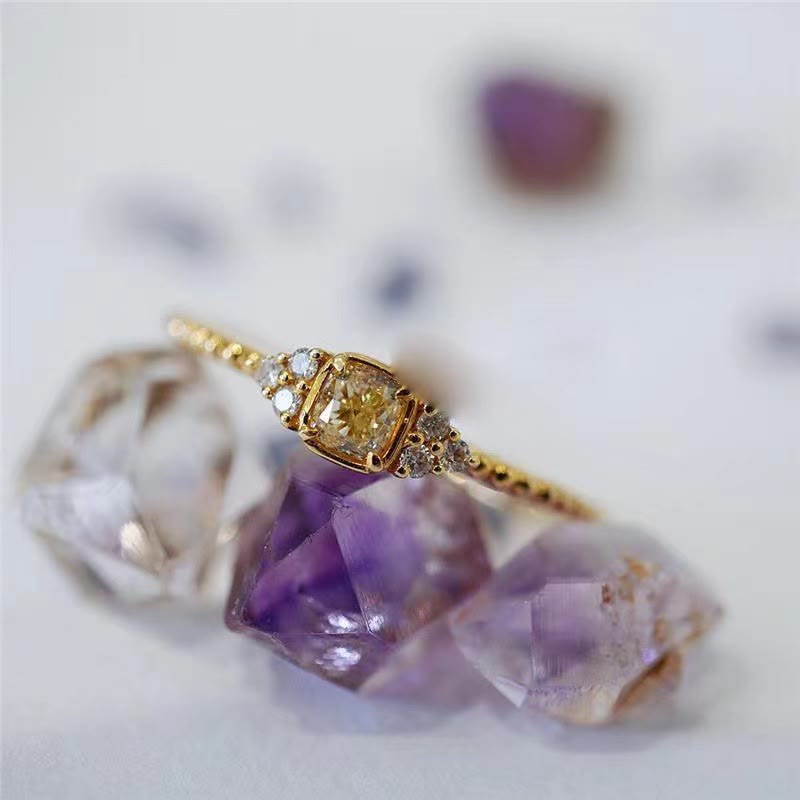 Wunderschöner Damenring mit natürlichem Citrin, in Gold gefasst. Ein eleganter und zeitloser Schmuck für Frauen.