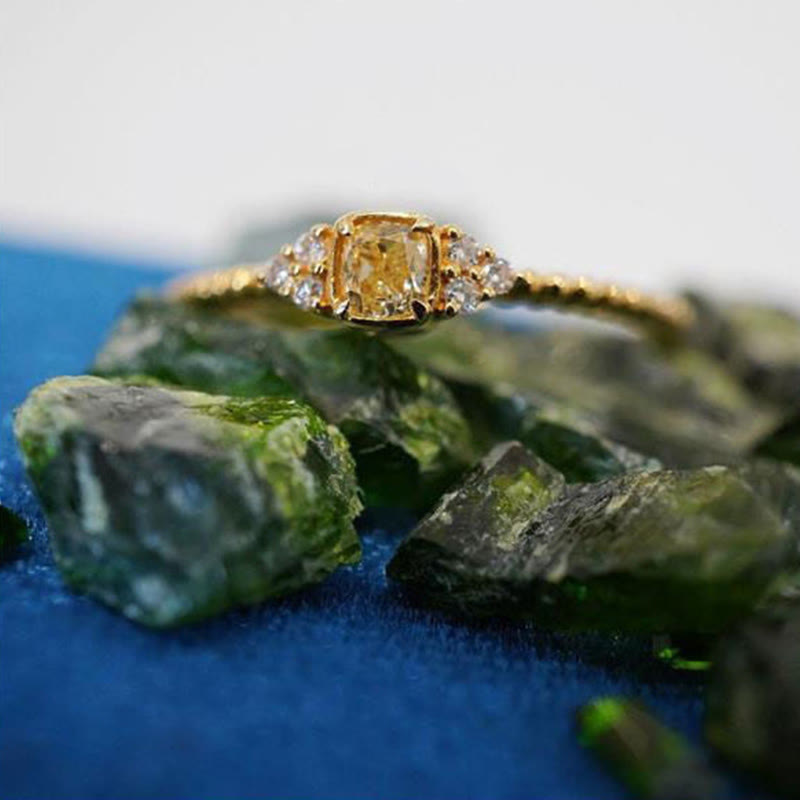Zarter Damenring mit funkelndem Citrin Edelstein. Goldener Schmuck, ideal als Geschenk für jede Dame.