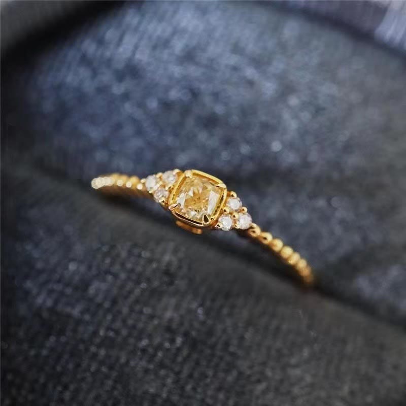 Damen-Citrinring, ein strahlender Glücksstein in edlem Gold. Moderner Schmuck für stilbewusste Frauen.