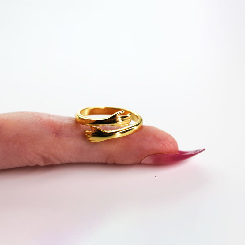 Symbolischer Gold Damenring im Umarmungsdesign. Ein Ausdruck von Nähe und Verbundenheit, perfektes Schmuckgeschenk.