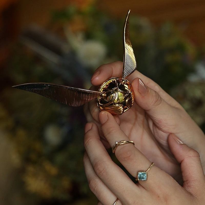 Goldene Schnatz Ringbox von oben, 18K vergoldet, einzigartiges Design für wertvollen Schmuck.