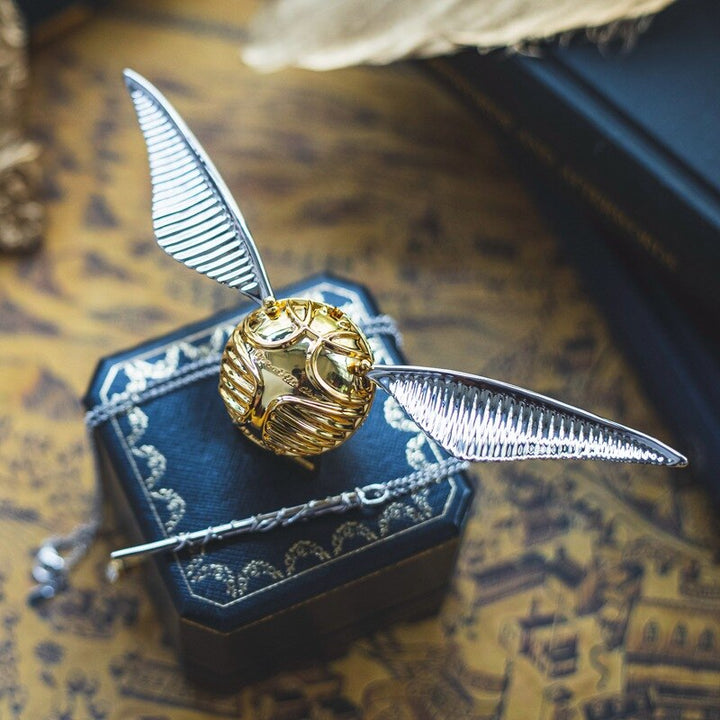Funkelnde 18K vergoldete Schnatz Ringbox, ein luxuriöses Accessoire für Schmuckliebhaber und Fantasie-Fans.