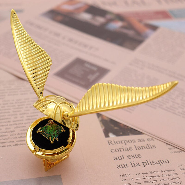 Offene goldene Schnatz Ringbox mit Samteinsatz, perfekt für einen Verlobungsring oder Ehering.