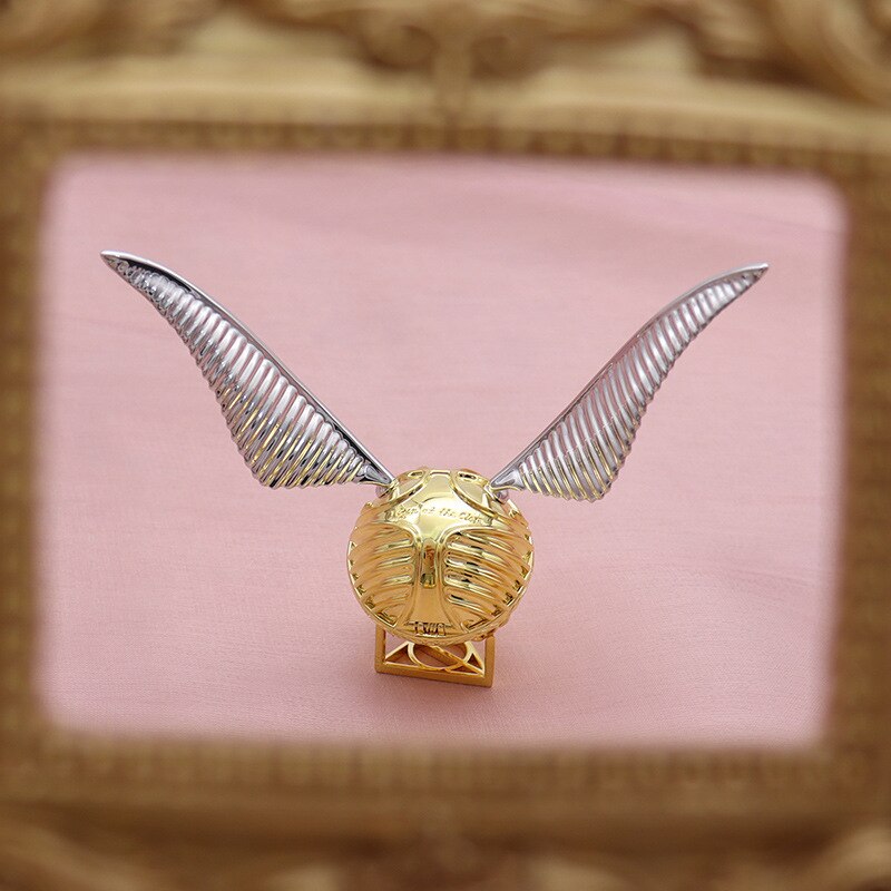 Detailansicht der glänzenden Oberfläche der goldenen Schnatz Ringbox, 18K vergoldet, für Luxus-Schmuck.