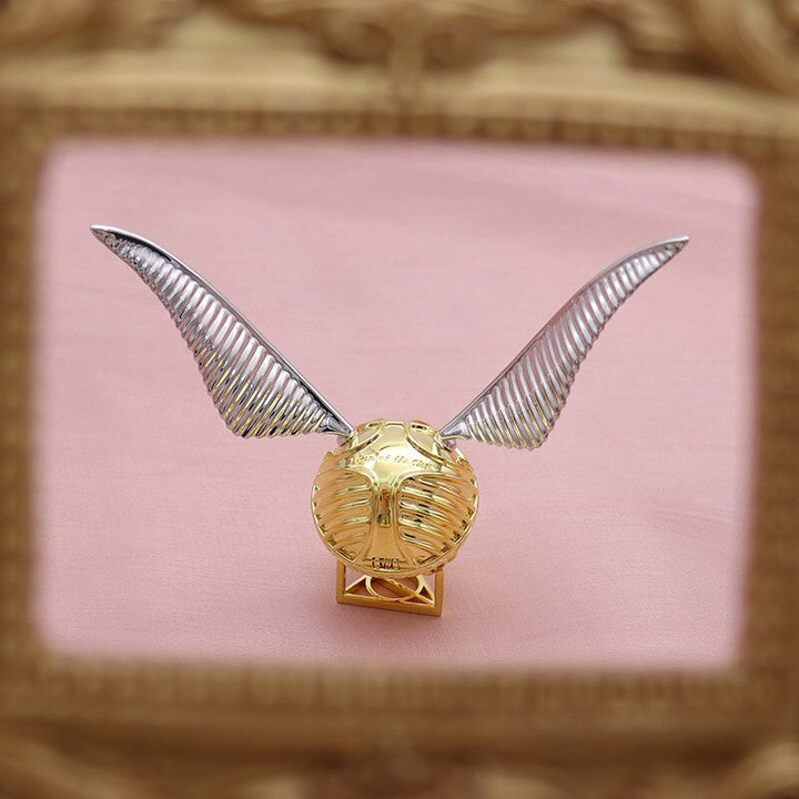Detailansicht der glänzenden Oberfläche der goldenen Schnatz Ringbox, 18K vergoldet, für Luxus-Schmuck.