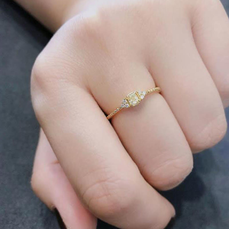 Eleganter Goldring für Damen mit facettiertem Citrin. Ein wunderschöner Naturstein-Schmuck als Geschenkidee.