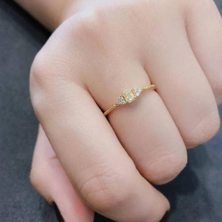 Eleganter Goldring für Damen mit facettiertem Citrin. Ein wunderschöner Naturstein-Schmuck als Geschenkidee.