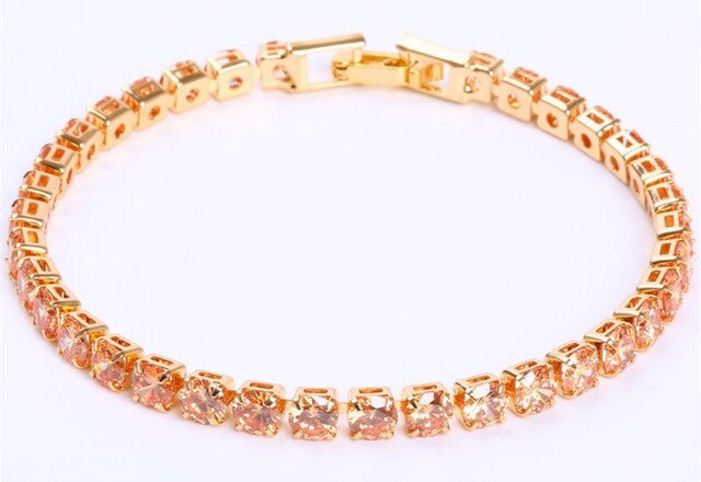 Zirkonia Tennisarmband am Handgelenk getragen, zeigt die brillante Funkelwirkung. Unisex-Mode.