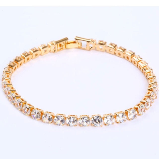 Detailansicht: Zirkonia Tennisarmband, Gliederkette mit facettenreichen Steinen. Eleganter Schimmer.