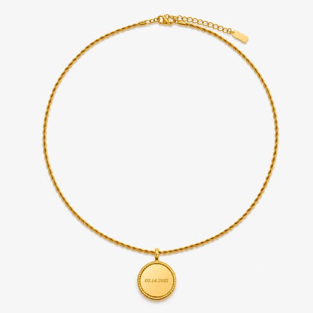 Stilvolle goldene Damenhalskette mit personalisiertem Gravur-Anhänger, elegant getragen als modisches Accessoire.