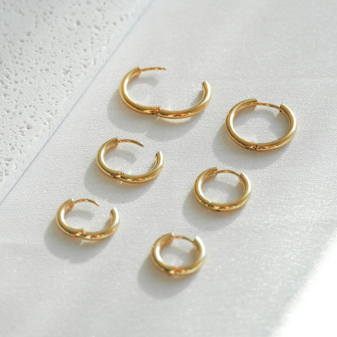 Hochwertige goldene und silberne Edelstahl Creolen, hypoallergen und wasserfest für langanhaltenden Glanz.