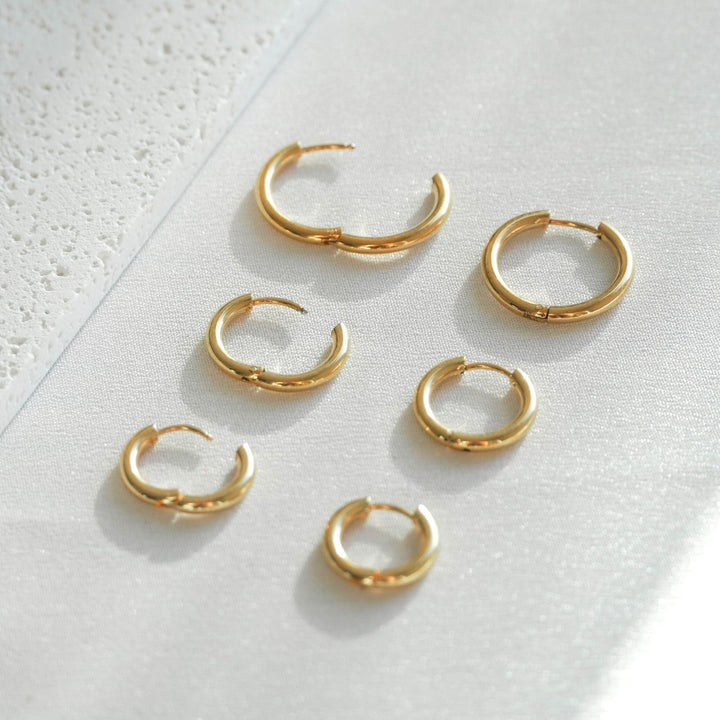 Hochwertige goldene und silberne Edelstahl Creolen, hypoallergen und wasserfest für langanhaltenden Glanz.