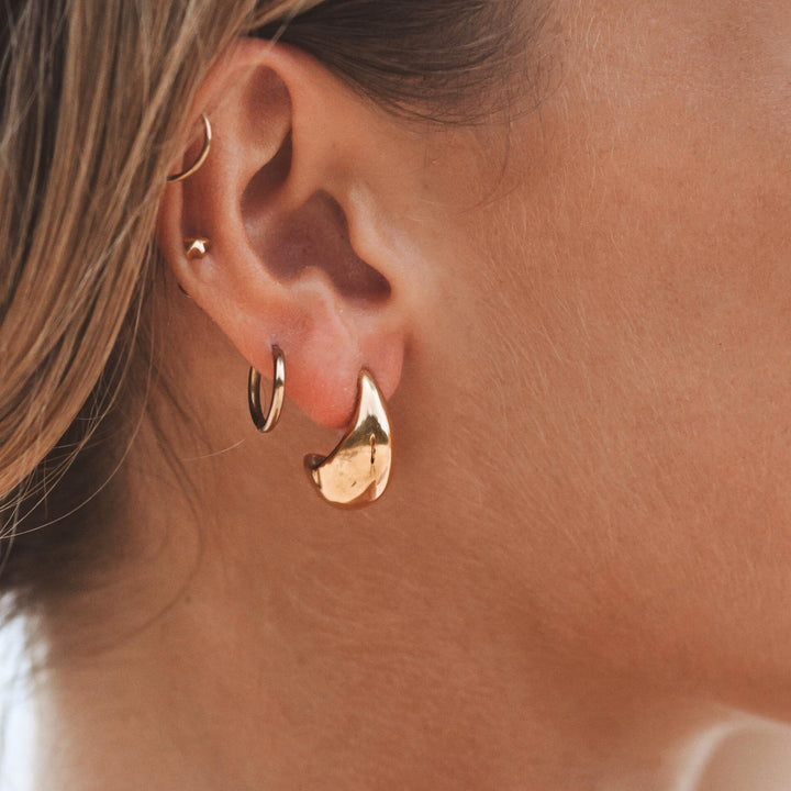 Vielseitige goldene Creolen in Tropfenform, kombinierbar mit jedem Outfit, wasserdichter & eleganter Damenschmuck.