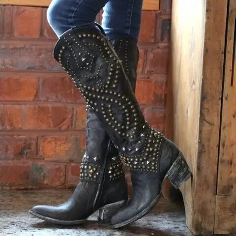 Bequeme Damenstiefel mit Nieten, ganzjährig tragbar, für modische Outfits und höchsten Komfort.