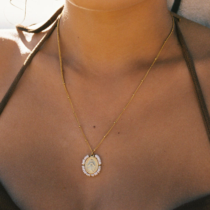 Wasserfeste Damen-Halskette: Marien-Anhänger & Süßwasserperlen. Langlebiger Edelstahl-Schmuck für Frauen.