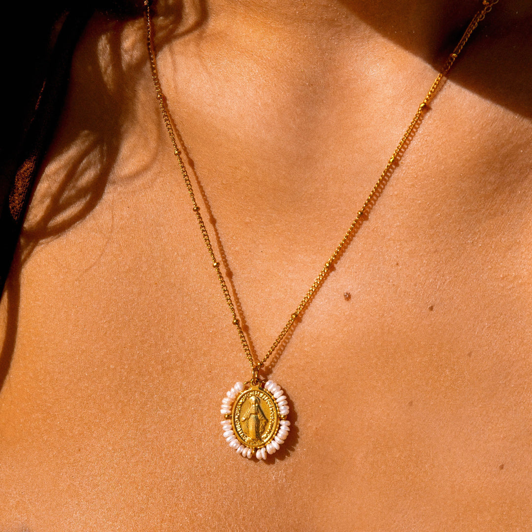 Elegante wasserfeste Damen-Halskette aus Gold/Silber Edelstahl mit Marien-Anhänger & Süßwasserperlen.